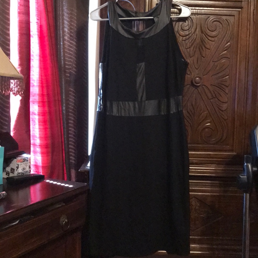 Cute black dress!